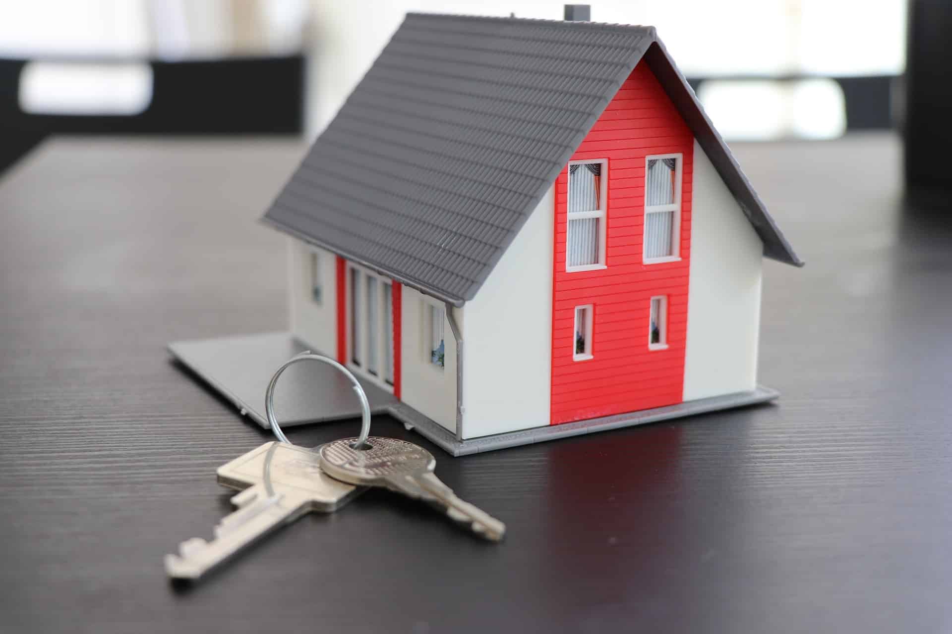 Miniatur Haus mit Schlüssel